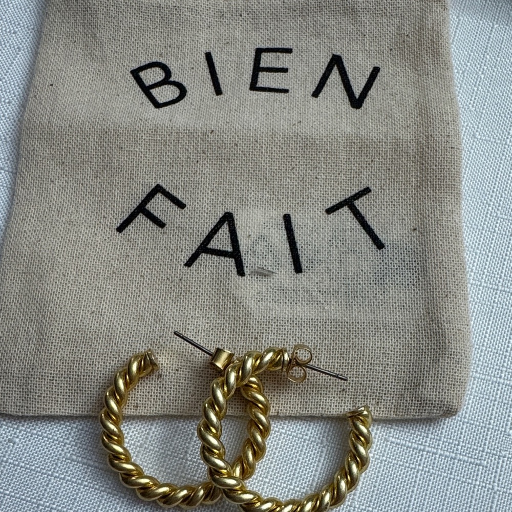Gold Twisted Hoop Earrings

CLOSET SALE ITEM 🎉